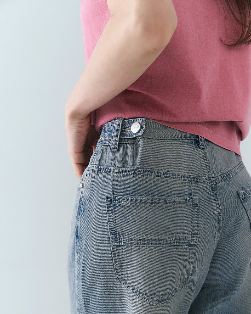 CythiaOrnevulc's tweet photo. Top: Slim Basic Pigment Short-Sleeve T-Shirt 
Bottom: Tencel Light Indigo Relaxed Wide-Fit Jeans 

Complete a vintage casual look with a lettering T-shirt and light indigo denim. https://t.co/SuAGgD1LBO
