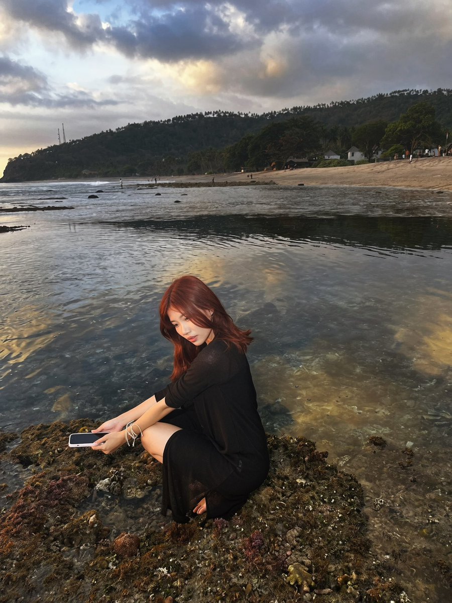 cioinchy's tweet photo. this girl loves touch the sea https://t.co/oDAVZWgc4H