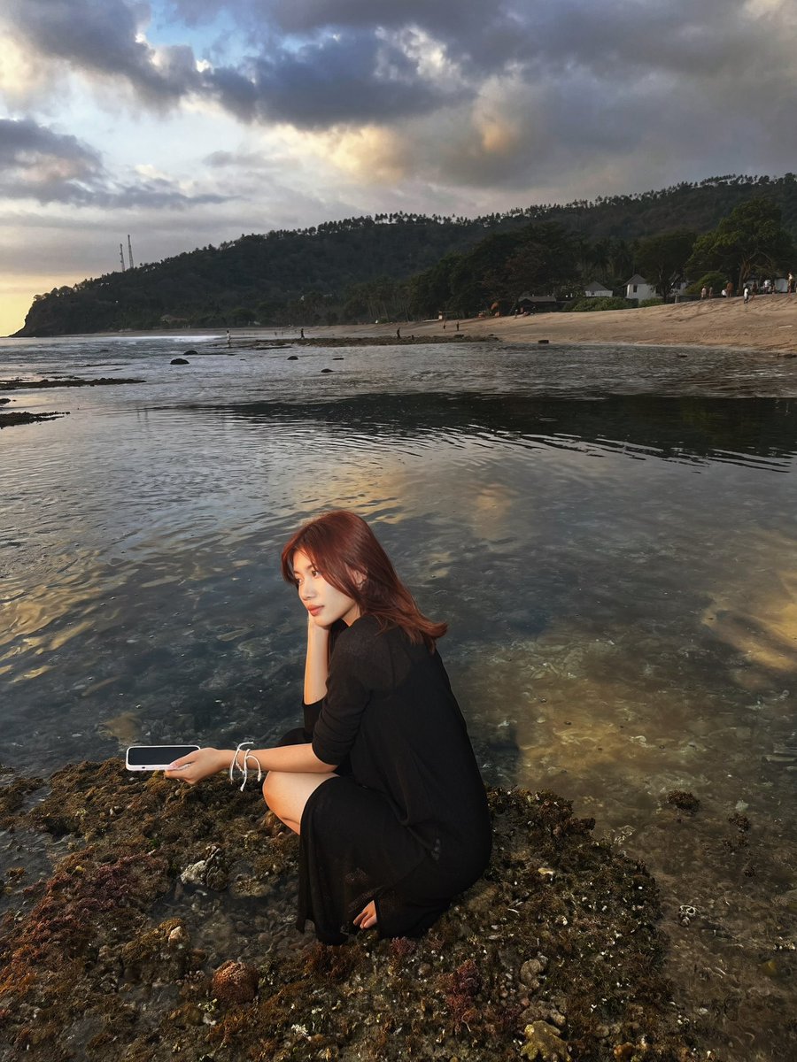 cioinchy's tweet photo. this girl loves touch the sea https://t.co/oDAVZWgc4H
