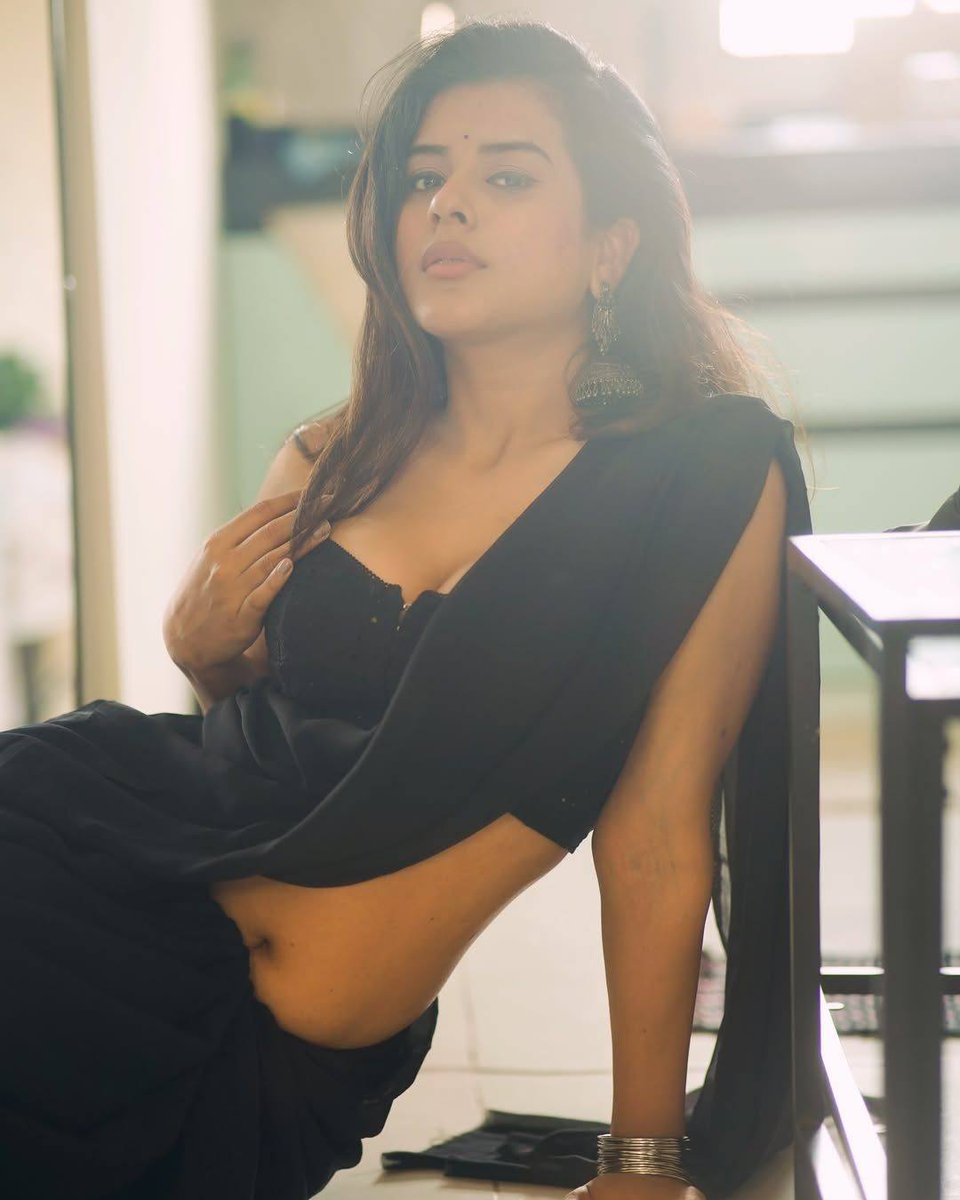 AddieTrautbh6n's tweet photo. Nidhi Dudhraj looks elegant in a minimalist black saree in her latest photos. https://t.co/OH0SbgkLky