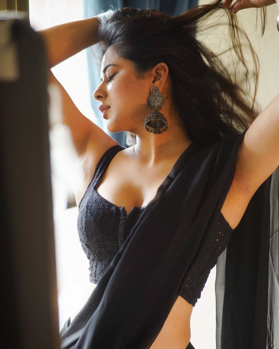 AddieTrautbh6n's tweet photo. Nidhi Dudhraj looks elegant in a minimalist black saree in her latest photos. https://t.co/OH0SbgkLky