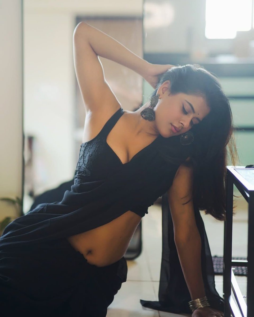 AddieTrautbh6n's tweet photo. Nidhi Dudhraj looks elegant in a minimalist black saree in her latest photos. https://t.co/OH0SbgkLky