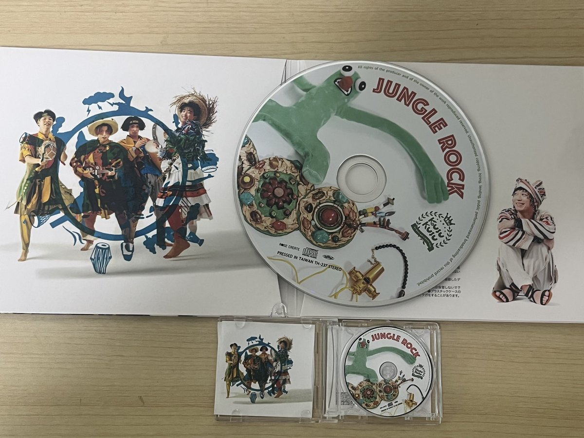 honey_kusukusu's tweet photo. 発売から1ヶ月経っちゃったけどやっと作れたJUNGLE ROCKミニCDキーホルダー🌴🦁

NFCタグ入れたからスマホ翳したらKUSU KUSUのYouTubeにワープ✨

あぁ、小さくなってもかわいいJUNGLE ROCK♡

#KUSUKUSU
#JUNGLEROCK https://t.co/rEqcHGbPyO