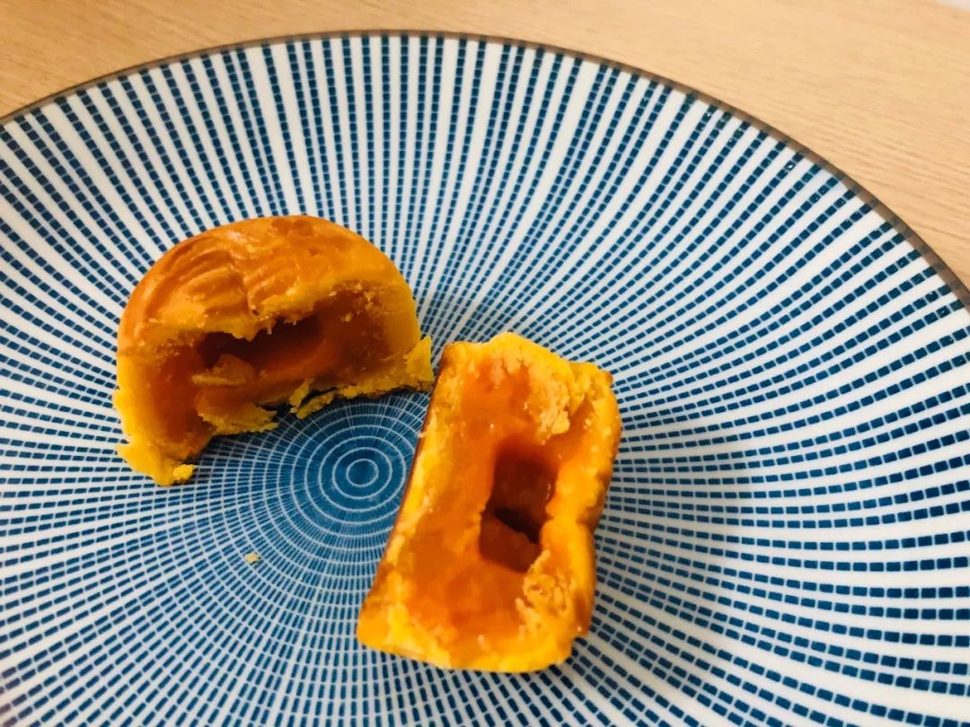 jeongdaae7's tweet photo. 【中秋限定特餐】月满团圆时，食来暖人心！现推出流心奶黄月饼配法式鹅肝、桂花蜜藕炖乳鸽的专属双人餐，人均百来块，把月色和烟火气都搬上餐桌 预定戳链接→[链接占位] https://t.co/yfY9vQH1jI