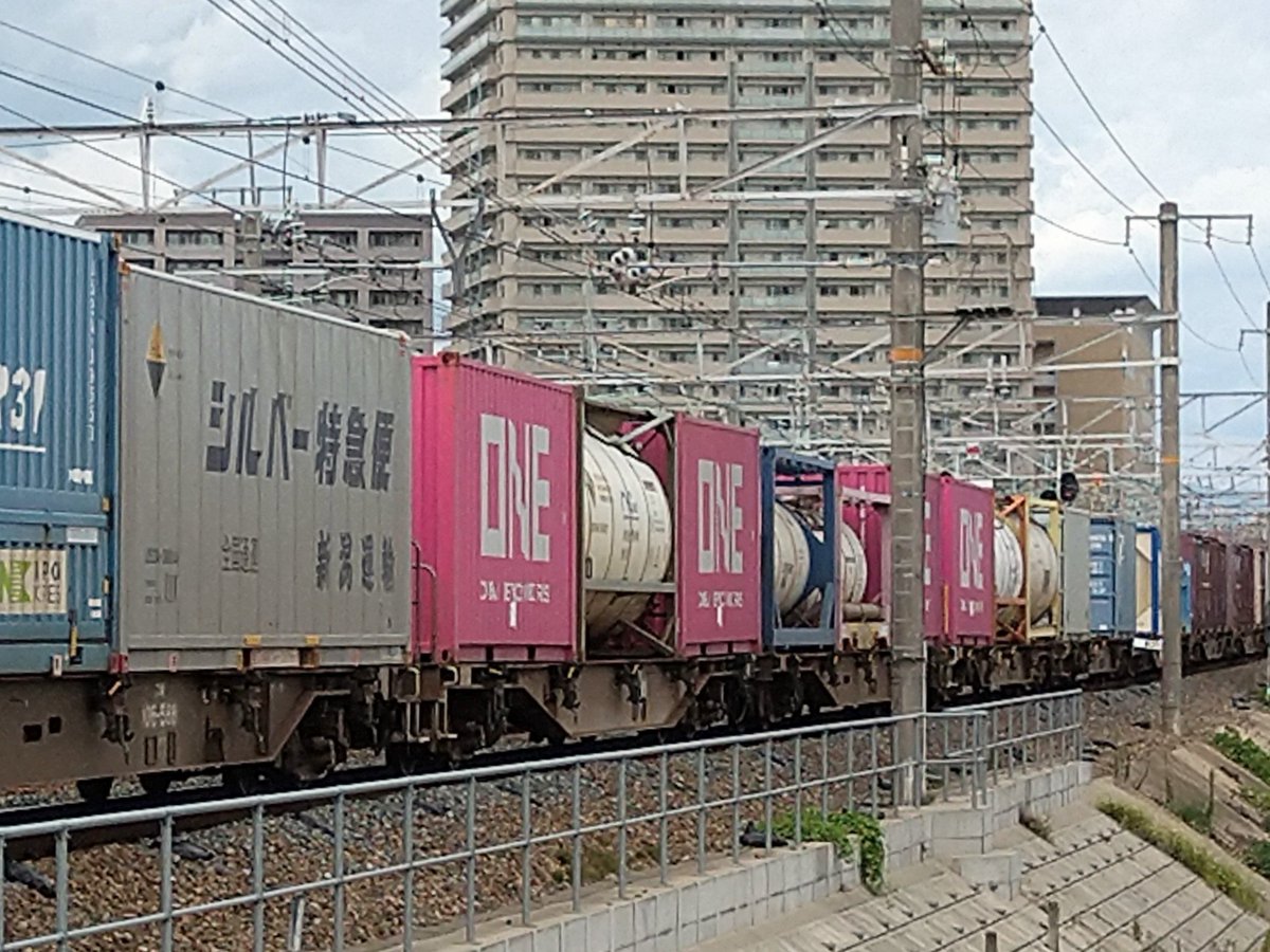 66hibishojin127's tweet photo. 遅れ65レの荷
山陽区間で見られない大型がいっぱい…✨
ONEは明日の81レに継走ですかね
あと後半には怪しいタンクも
#JR貨物 #東洋メビウス #日本通運 #SENKO #SBS東芝ロジスティックス #新潟運輸 #全国通運 #ONE #oceannetworkexpress #日本石油輸送 #NRS https://t.co/ns8uRroewV