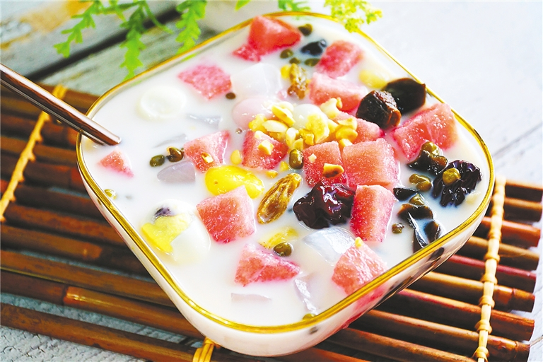 HainanToday's tweet photo. Beans, barley, taro, fresh fruit and chewy bites all dive into creamy coconut milk. One spoonful of qingbuliang, and the heat clocks out!
#Qingbuliang #CoconutDessert #SummerInABowl https://t.co/XPxzjYClhz