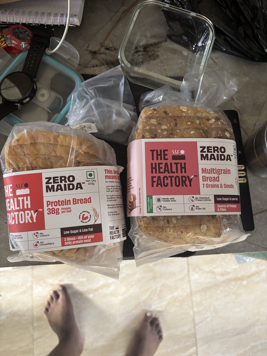 vishy_official's tweet photo. @Swiggy  Swiggy, what is happening with you guys? I ordered 1 × 2-piece combo of Protein Bread, but what I received was 1 Protein Bread and 1 Multigrain Bread. Please see the attached images.

This is not right, especially when I’m already running late for the office. https://t.co/5XkMJEmiWc