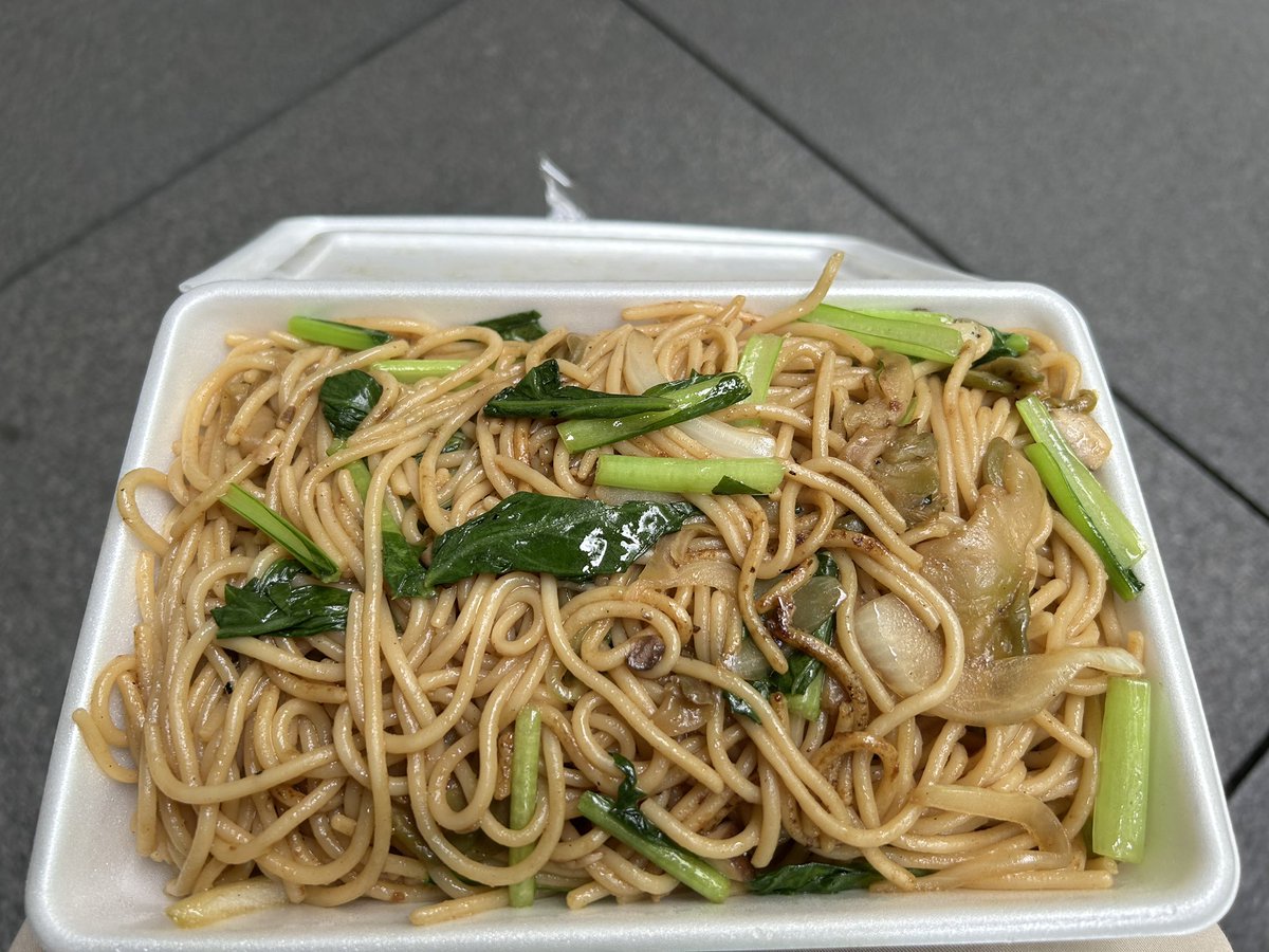 offside_boy's tweet photo. 水曜の昼ごはん、テイクアウトのみになった有楽町ジャポネでチャイナ醤油大盛り！　久しぶりですが、変わらず大変美味しゅうございました♪ ザーサイと椎茸がいい感じです。　見習いっぽいおじさんがいましたが、続くと良いですね！
ごちそうさまでした〜
#路麺　#ロメスパ　#ジャポネ　#銀座インズ https://t.co/C833qh4vTY