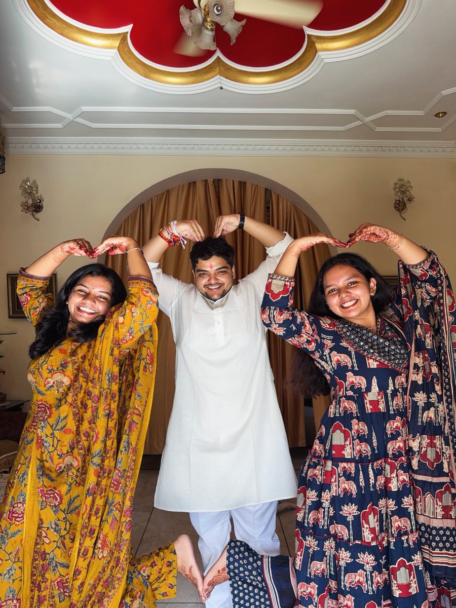 FloreneCrufm's tweet photo. Happy Raksha Bandhan https://t.co/ZBXEUHkxh7