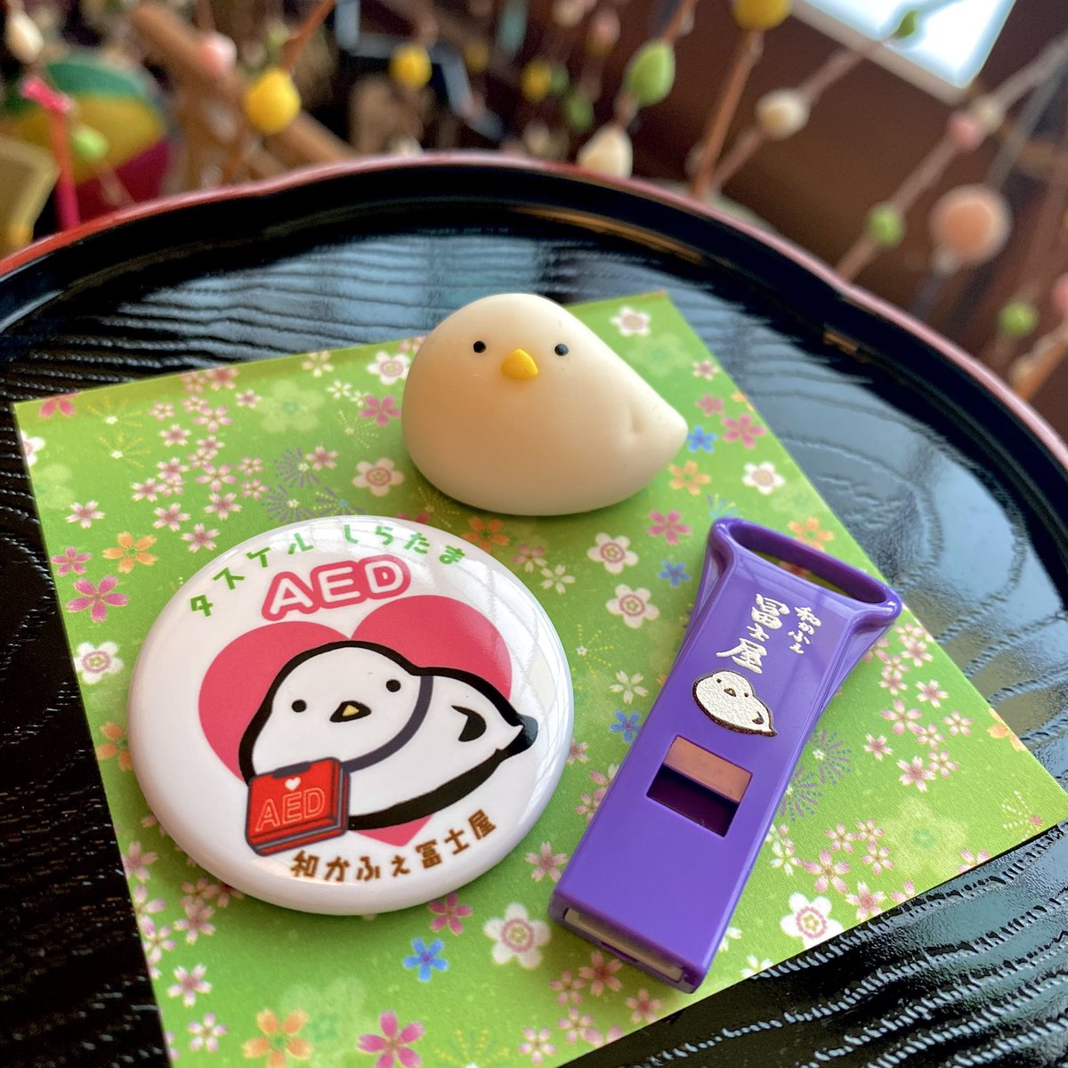 fujiya_nagoya's tweet photo. 昨日行われた麗麗-reirei-さんのAED設置記念セレモニーでは、LIVEの中で心肺蘇生の実演なども行われ、楽しみながらAEDや救命について学ぶことのできる、とても意義深い時間となりました

何かあった時に、ライブハウスに行けば24時間使えるAEDがあるんだという認識の世界が、これからの日本に広がっていくといいなと思いました

個人的に嬉しかったのが、当店の防災グッズ「タスケルしらたま」と「しらたまホイッスル（サイコール）」を監修してくださった、千葉PUSHの本間先生との再会で、昨日より設置されたバックドロップには、「しらたま」と「ボジョレー」くんが思いがけずお隣同士だったので、防災や救命を通じての沢山の御縁の広がりや再会を本当に嬉しく感じました

これからも和かふぇ冨士屋として、ささやかなことではありますが、誰かの笑顔や大切な命を守るための活動に、少しでもお力添えができればと思っております