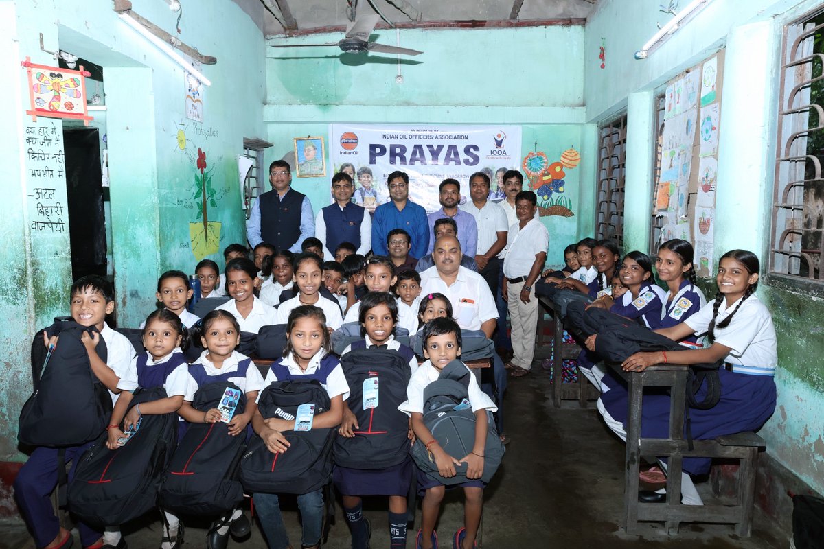 IOOA_CoreGroup's tweet photo. On the 67th IndianOil Day, IOOA brought smiles to young learners by providing school kits in gov. schools. IOOA believes true progress is inclusive, &amp; our commitment to Energizing India includes uplifting &amp; supporting the needy sections of society.@IndianOilcl @Secretary_MoPNG https://t.co/rYdrvYdQpF