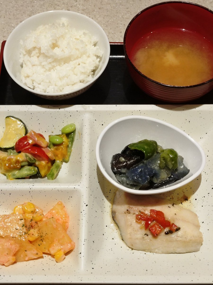 tukiko_18's tweet photo. 本日（9月2日）のランチプレート。メインは豚肉と彩り野菜のジンジャーマヨ炒め（肉）、サワラのアンチョビソース（魚）、おすすめは旬の温野菜サラダです！お肉、お魚は選べます。菜呑タイム（夜）でも単品で召し上がれます🍺
＃西大井ランチ　＃定食　#惣菜　#弁当　#和食　#1人呑み #西大井居酒屋居 https://t.co/PFoficCkFV