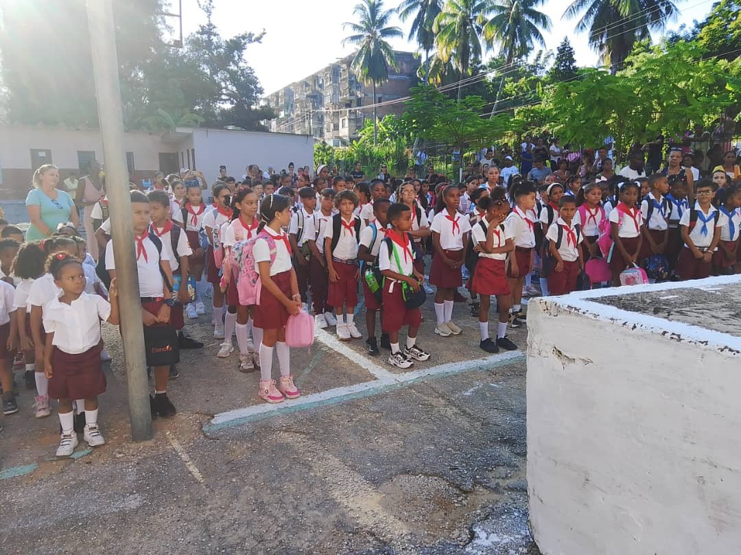 IvisCasteleiro's tweet photo. Díaz-Canel: «Mientras haya en Cuba aulas con estudiantes, y escuelas con maestros, hay nación, hay Patria, hay Revolución y hay Socialismo».
#1DeSeptiempre2026. Inicio del Curso Escolar 2026-2027. #LaHabanaViveEnMí https://t.co/4EJx0xKjPu
