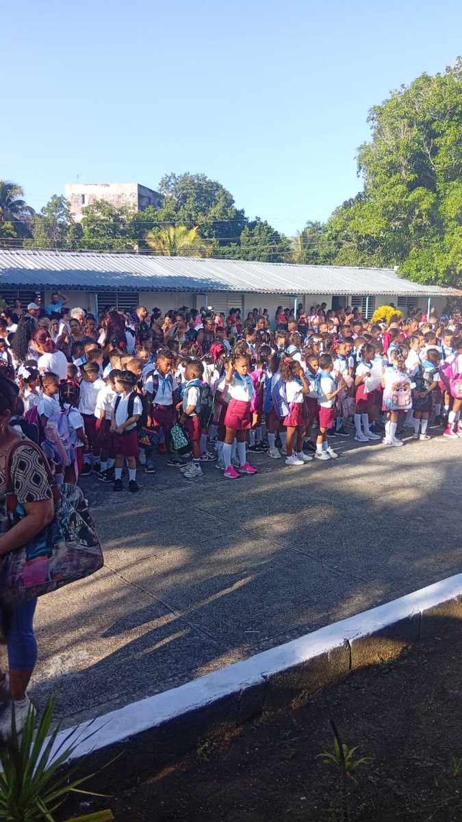 IvisCasteleiro's tweet photo. Díaz-Canel: «Mientras haya en Cuba aulas con estudiantes, y escuelas con maestros, hay nación, hay Patria, hay Revolución y hay Socialismo».
#1DeSeptiempre2026. Inicio del Curso Escolar 2026-2027. #LaHabanaViveEnMí https://t.co/4EJx0xKjPu