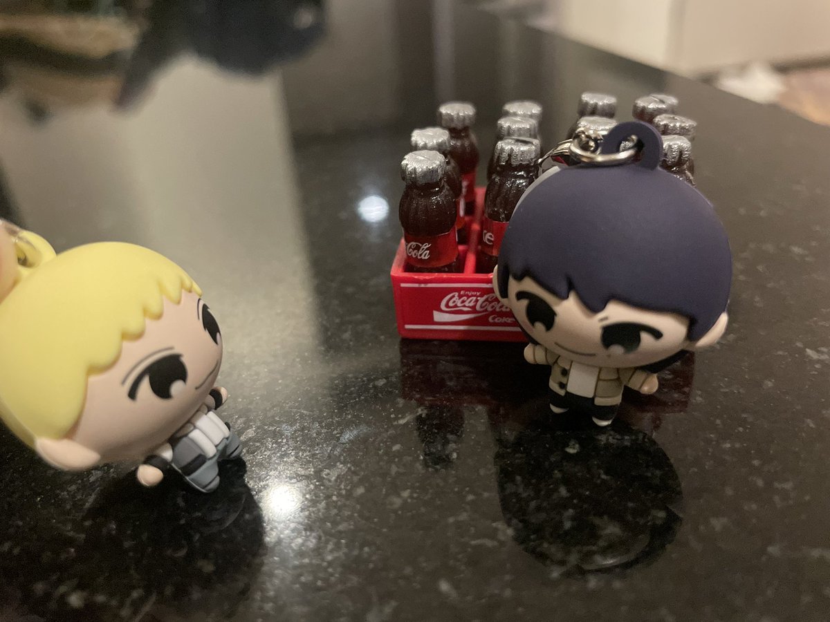 agepan_173's tweet photo. 大量のミニチュアコーラをみっちゃんに差し出すきょうたくん。買う予定のなかったものばっかり買っちゃう🤣
#おにラブ https://t.co/4rqeLWlX4n