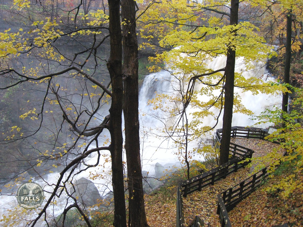 fallshunters's tweet photo. Brandywine Falls drops 60 ft through Cuyahoga Valley NP, with boardwalk viewpoints and a no-stairs viewing option. NPS highlights the gorge’s fall color; parking is limited, so early or later visits are smarter. 📷 NPS / D.J. Reiser — Public Domain #OhioWaterfalls https://t.co/vDRJsumZDB