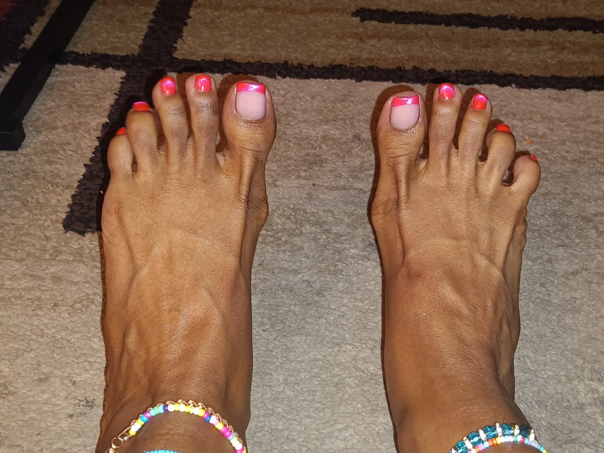 PrettyFeet_Vee's tweet photo. Before #ToeTuesday is over I had to bless you all with my New pedicure! 👣🫦💖 #veins #feet #prettyfeet #cleanfeet #veinyfeet #DTX #feetoftwitter #anklets #cateyepolish #longtoes #soles #wrinklesoles https://t.co/u0cQpOHRN4
