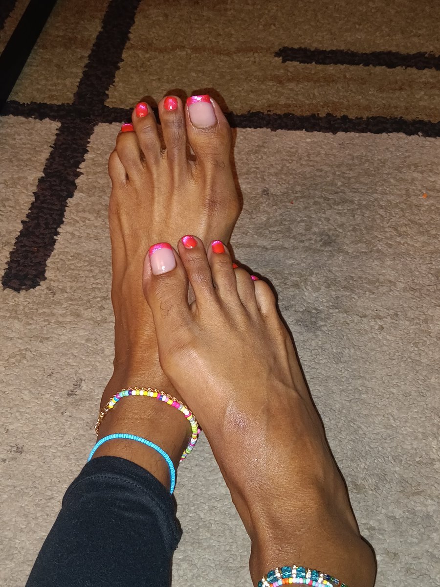 PrettyFeet_Vee's tweet photo. Before #ToeTuesday is over I had to bless you all with my New pedicure! 👣🫦💖 #veins #feet #prettyfeet #cleanfeet #veinyfeet #DTX #feetoftwitter #anklets #cateyepolish #longtoes #soles #wrinklesoles https://t.co/u0cQpOHRN4