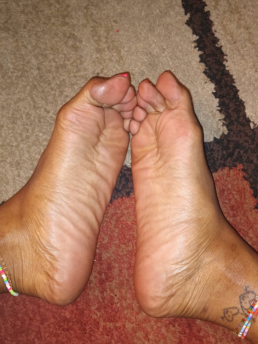 PrettyFeet_Vee's tweet photo. Before #ToeTuesday is over I had to bless you all with my New pedicure! 👣🫦💖 #veins #feet #prettyfeet #cleanfeet #veinyfeet #DTX #feetoftwitter #anklets #cateyepolish #longtoes #soles #wrinklesoles https://t.co/u0cQpOHRN4