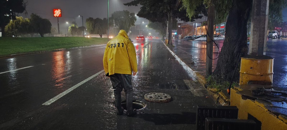 MetepecGobierno's tweet photo. Ante las lluvias de esta noche, nuestro Grupo Tlanchana permanece en sus puntos, listo para responder ante cualquier contingencia. 🌧️

Estamos pendientes en el *7311. 📱 https://t.co/wDOleZFdFm
