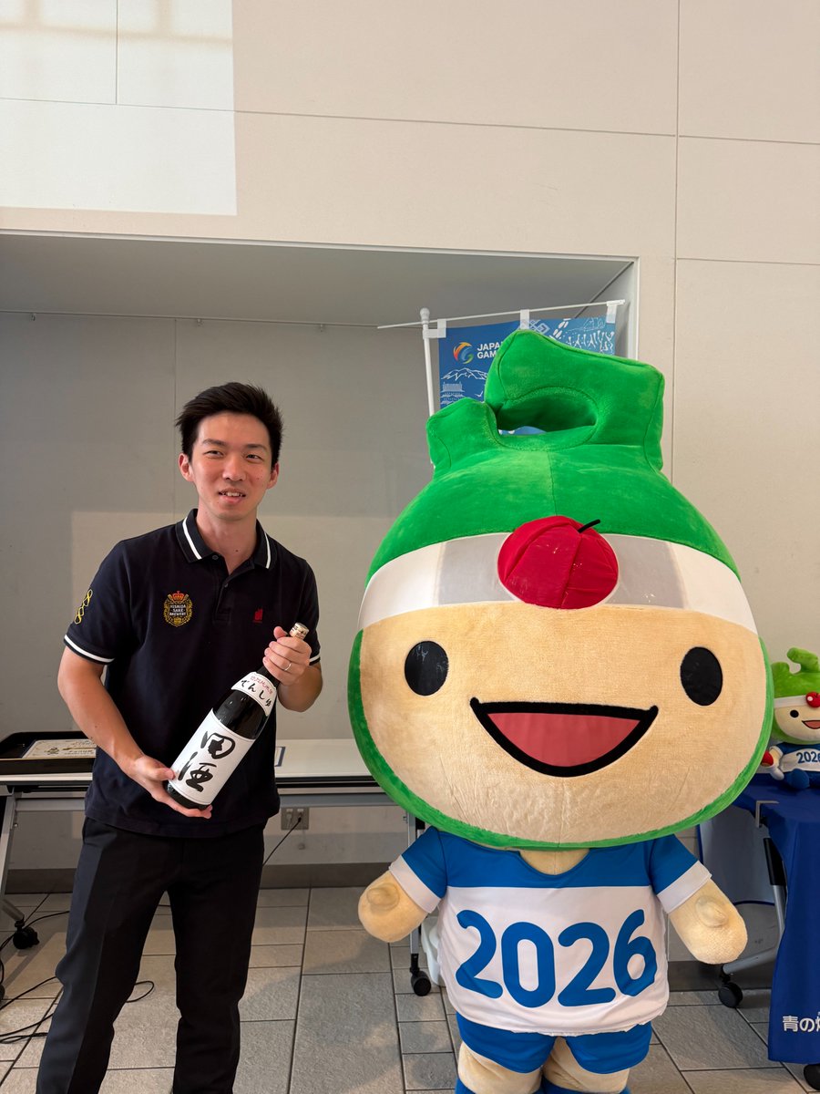 UraShuzo's tweet photo. 青森が誇る土産品の頂点を決める
「青の煌めきあおもり推し土産総選挙 2026」
お酒部門で
『田酒 特別純米酒』が
 ˗ˏˋ 🏆グランプリ🏆ˊˎ˗ 
を受賞しました。

応援してくださった皆さま
ありがとうございました

／
🗣️ 📣国スポ ケッパレ青森
＼

宮下知事から賞状をいただきました♬ https://t.co/bSczI7UMfD
