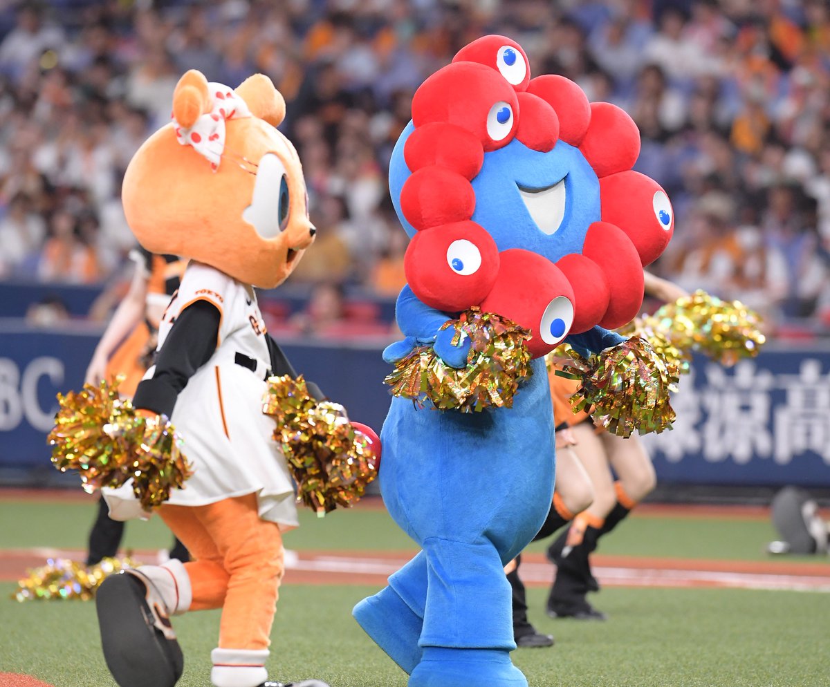 sanspo_giants's tweet photo. 【🔥#熱闘撮って出し🔥】　
年に一度の大阪での主催試合。】ヴィーナスやジャビット軍団のダンスタイムに #ミャクミャク が参加（撮影・林俊志）

#巨人 #ジャイアンツ #giants #サンスポ https://t.co/a8fahX3lxA