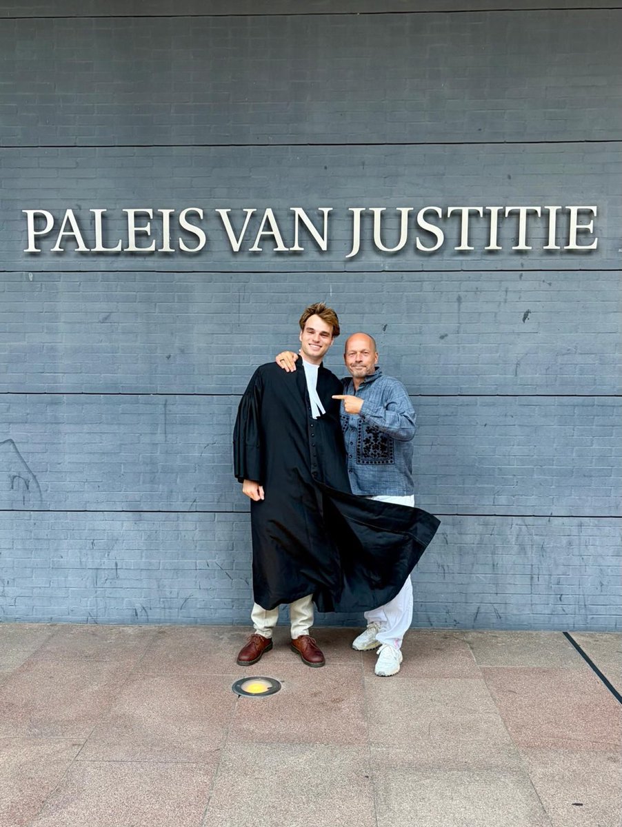 OpheliaTimblc's tweet photo. Last week, our colleague Bo was sworn in as a lawyer! In the coming years, he will focus on corporate law under the guidance of his supervisor and the rest of the team. Congratulations, Bo, and welcome to the team! https://t.co/ISbZZK8Pgm