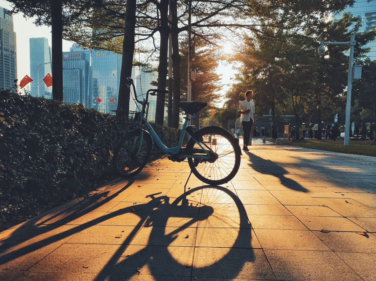 ThirrajP's tweet photo. Late afternoon light hits the vintage bike on the urban sidewalk — some small, perfect city moments never get old.， https://t.co/MLh3TVeD3N