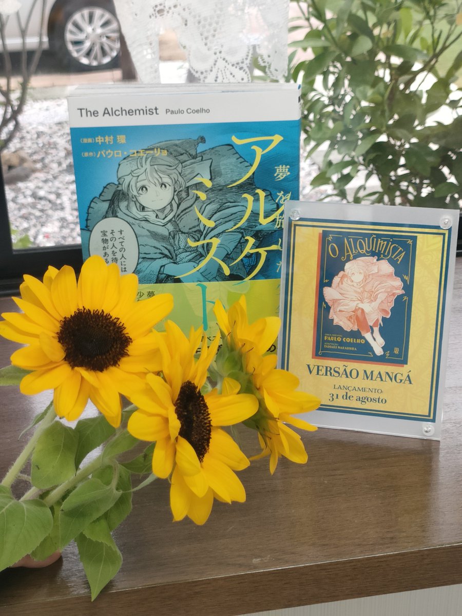 nakamura_tamaki's tweet photo. Minha família também ficou feliz com o lançamento no Brasil da adaptação em mangá de O Alquimista, que tive a honra de desenhar! 🇧🇷📚

Para comemorar, me presentearam com estas flores lindas! 🌻✨ Estou muito feliz por celebrar este momento com minha família!! 🥹💛 https://t.co/SB0NCXprw0