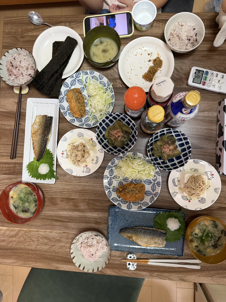 mahaab6's tweet photo. 今日は仕事終わりに買い物行った後、歯科に行きたくて近くの歯科に電話したら予約で埋まっていて最短で今週土曜日の午前中しか空いてなかった🦷🥹
悲しみ🥲
下の子が今日の夕食のアジフライめちゃ食べてる🐟
 #夕食  #夜ご飯  #アジフライ  #鯖の塩焼き  #ナス浸し  #味噌汁  #エノキ冷奴  #二十二穀米 https://t.co/03rU90ASZb