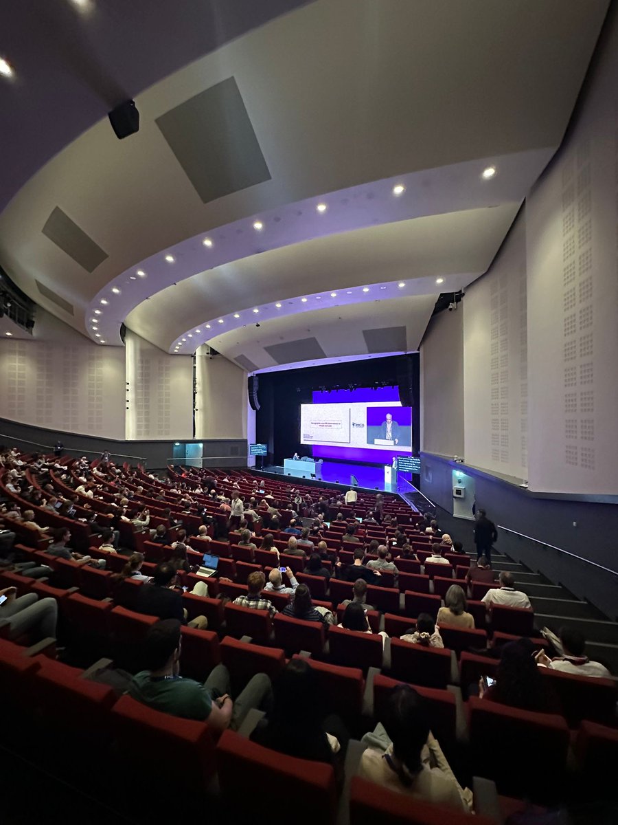 RoyalMicroSoc's tweet photo. Another big audience for our morning plenary talk on Day 3 of #IMC21, delivered by Peter Rosenthal of @TheCrick 🙂 🔬 https://t.co/yBaFKYwOPN