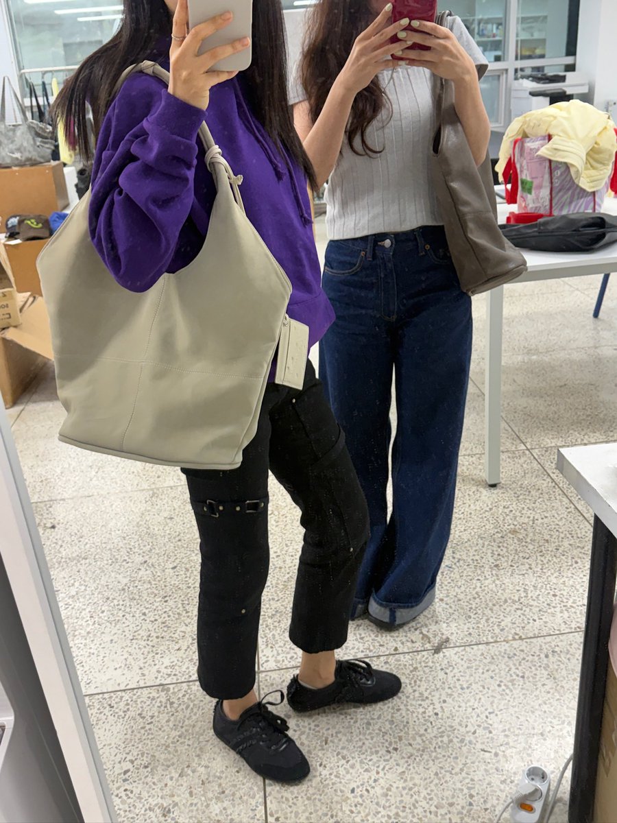 yeomim_team's tweet photo. 여밈의 가을 시즌을 사무실에서 들어보았어요🎶
날씨가 조금은 쌀쌀해지고 있는 지금부터 딱 들기 좋은 것 같아요🌬️🍃 https://t.co/hlomgW7d8h