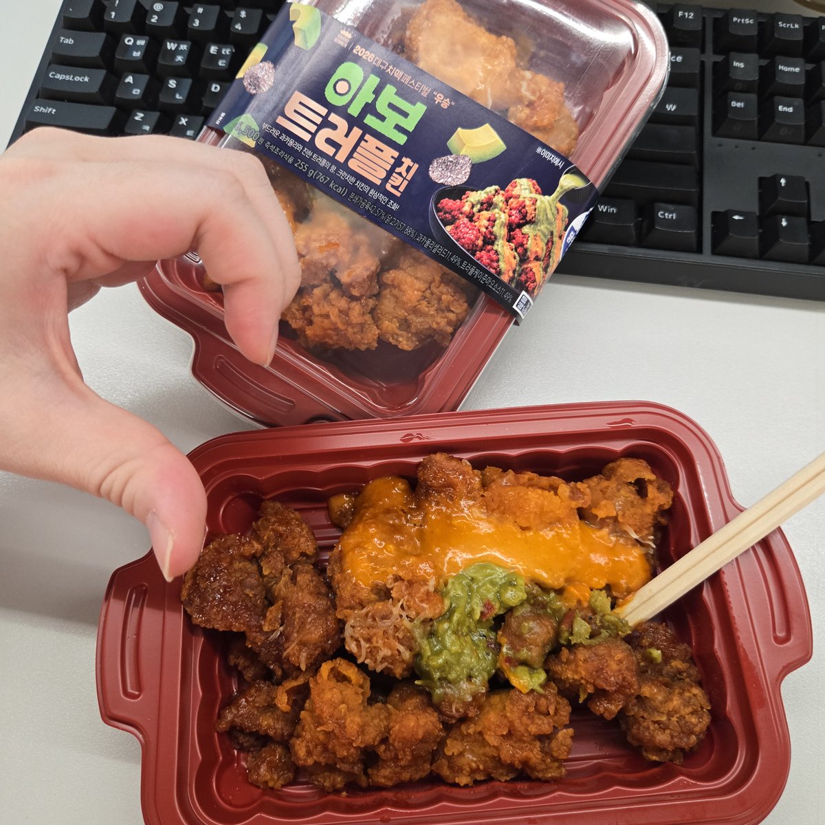 BGFretail's tweet photo. 회사에서 맛있다고 웅성웅성하길래 먹어봤는데...
듣던 대로 진짜 맛도리임 🔥

1. 아보카도+트러플 조합부터 반칙🥑
2. 고급진 소스 밸런스가 킥
3. 담당자는 과감하게 치밥 강추!
4. 밥 챙겨서 CU 가자

[아보트러플치킨 RT이벤트]
RT+팔로우=CU 5천원권(5명)
9/17 발표

#CU #아보트러플치킨 https://t.co/rh2mr4N96I