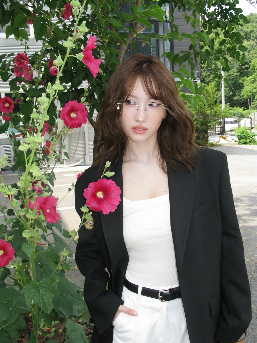 godmitzu's tweet photo. MOMO IN SPECS OH MY GOD https://t.co/Exzlu6GxF6