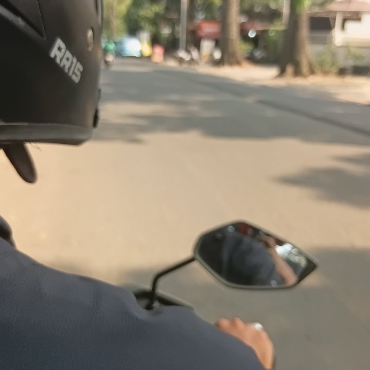 irwanawanjv's tweet photo. Tadi pas oulang ngantor dapet driver anak sma yang talk aktif bgt. Dari mulai cerita ngedriver setelah pulang sekolah sampe cita-cita pengen masuk jurusan hukum. 

Sempet sharing² masalah beasiswa katanya dia takut gadapet beasiswa karena masuk desil 6. I hope ur getting success https://t.co/xbp4NUawja