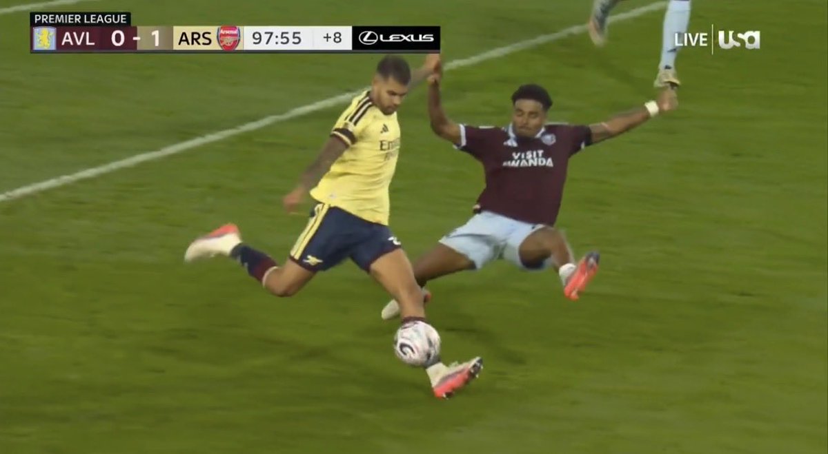 TheJonnyAce's tweet photo. @zadz_tv And you think he wouldn’t be distracted at all by a defender flying into like this?

Especially when the defender hits his standing leg while he is trying to shoot. https://t.co/lVlzC5RRmg