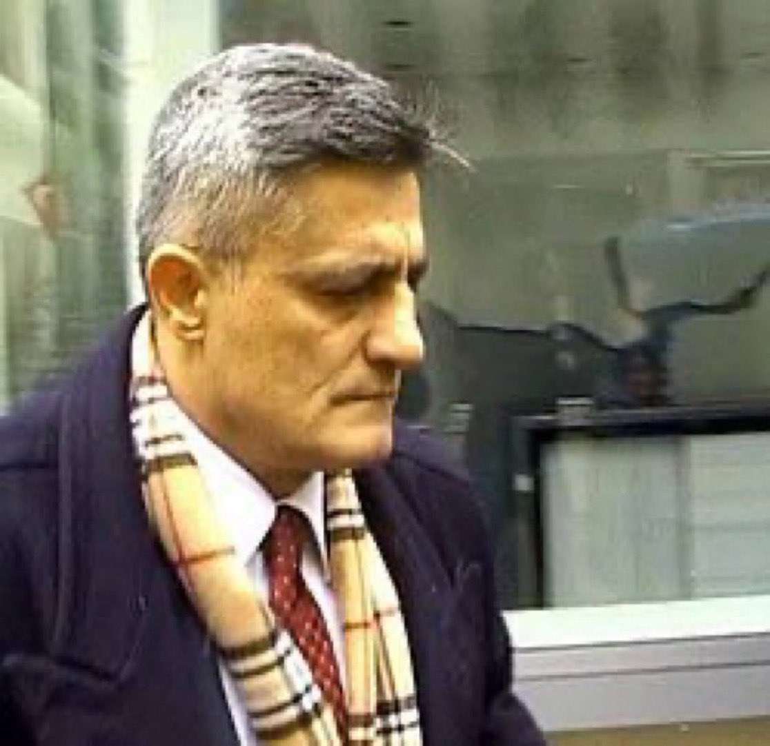 kenan_kiran's tweet photo. Kozinoğlu sıradan bir istihbaratçı değildi.
Özel Kuvvetler kökenli bir MİT yöneticisi olarak avucunun içi gibi bildiği Orta Asya'da faaliyet gösteren FETÖ okullarının CIA adına çalışan istihbarat üsleri olduğunu belgeleriyle devlete raporlayan kilit bir isimdi.

Lakin onu çok daha kilit isim haline getiren, Usame Bin Ladin hakkında elde ettiği belgeler üzerinden ABD'yi tehdit etmesiydi.

Hayır, bu sıradan bir blöf olamazdı.
Vaktiyle CIA'nın "Ladin'i yakalasa yakalasa bu yakalar" dediği, çok üst düzey generallerle sahada ilişki kuran bir Türk istihbaratçısından söz ediyoruz.

Soru şudur:
ABD'nin 2011 Mayıs'ında Pakistan'da güya "operasyonla" öldürdüğü Ladin'in, CIA ile nasıl organik bağlar kurduğunu, kimlerin kanatları altında himaye edildiğini kanıtlayan ıslak imzalı raporlar mı vardı elinde?
Washington'u bu raporları servis etmekle, yani "terörle mücadele" yalanını yerle yeksan etmekle mi tehdit etmişti? @YazarSalihTuna https://t.co/M2z9TVHNcR