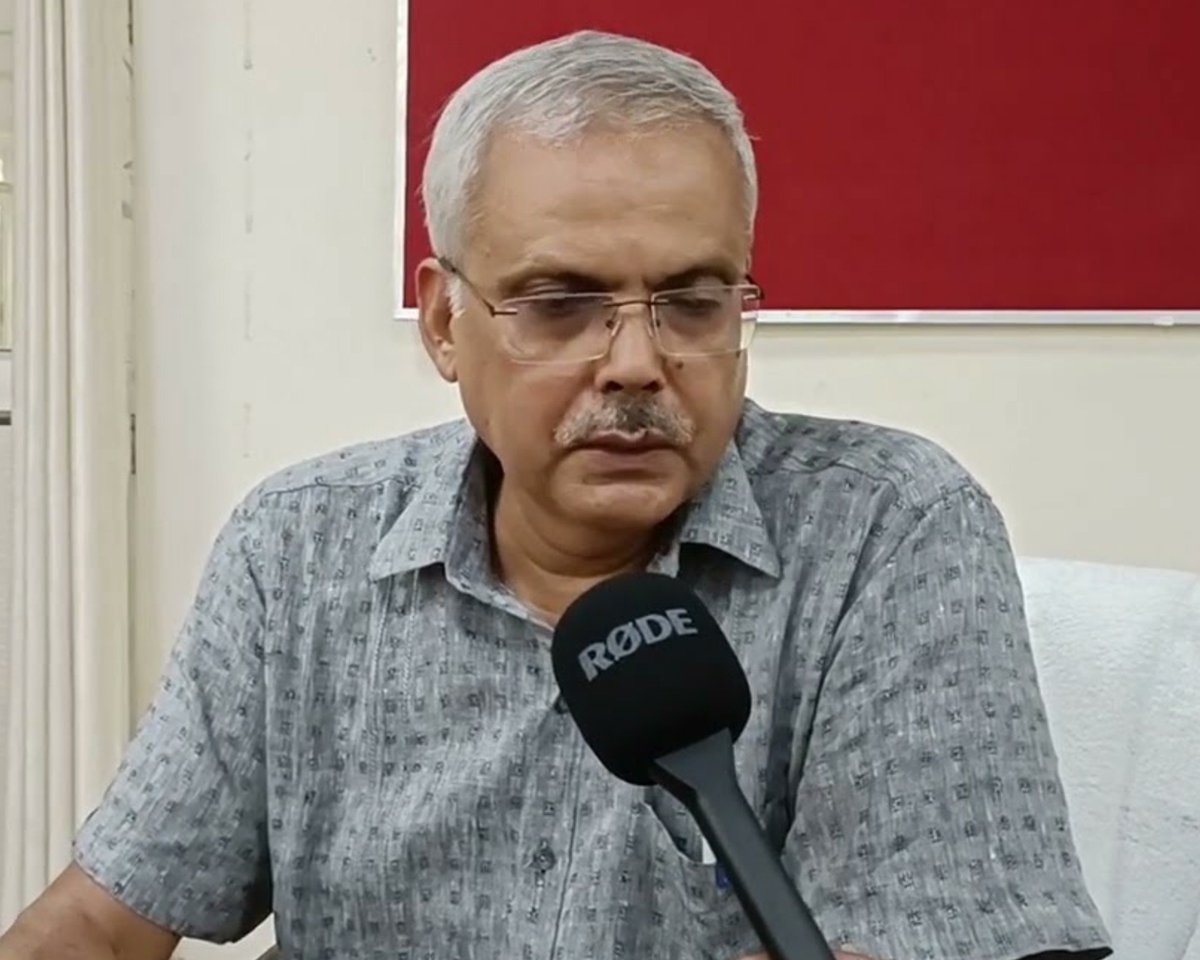 KraantiKumar's tweet photo. श्रीराम जन्मभूमि मंदिर ट्रस्ट के CEO पद के लिए 5000 से ज्यादा आवेदन आया.

5585 आवेदनों में केवल तीन नामों पर विचार किया जा रहा है.

1. Rakesh Kumar Pandey (IPS)
2. Yogeshwar Ram Mishra (IAS)
3. Dr Paresh Saxena (IPS)

Pandey और Mishra ब्राह्मण हैं. और Saxena साहब कायस्थ जाति से हैं.

तीनों अधिकारी योगी आदित्यनाथ सरकार के करीबी बताए जाते हैं.

90% हिन्दू बहुजन समाज से हैं. बहुसंख्यक हिन्दू आबादी ओबीसी एससी एसटी हैं. श्रीराम जन्मभूमि मंदिर ट्रस्ट के CEO पद के लिए एक भी बहुजन समाज के व्यक्ति का नाम नही है.

श्रीराम जन्मभूमि मंदिर ट्रस्ट का CEO दलित समाज के आईएएस आईपीएस या आईएफएस अधिकारी को बनाया जाए. 

मित्रों, जहां आरक्षण नही है, वहां आप केवल सवर्णों को पाएंगे. CEO पद के लिए लिखित परीक्षा थोड़ी ले रहे हैं. मनमर्जी से निर्णय लेकर CEO बनाया जा रहा है.