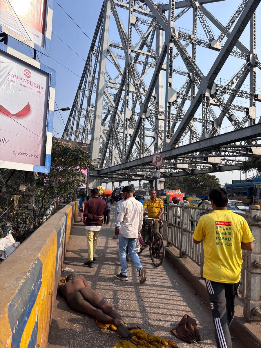 HPhobiaWatch's tweet photo. Same place, 6 months difference 

Howrah under TMC vs Howrah today https://t.co/WY9Hc1yW0r