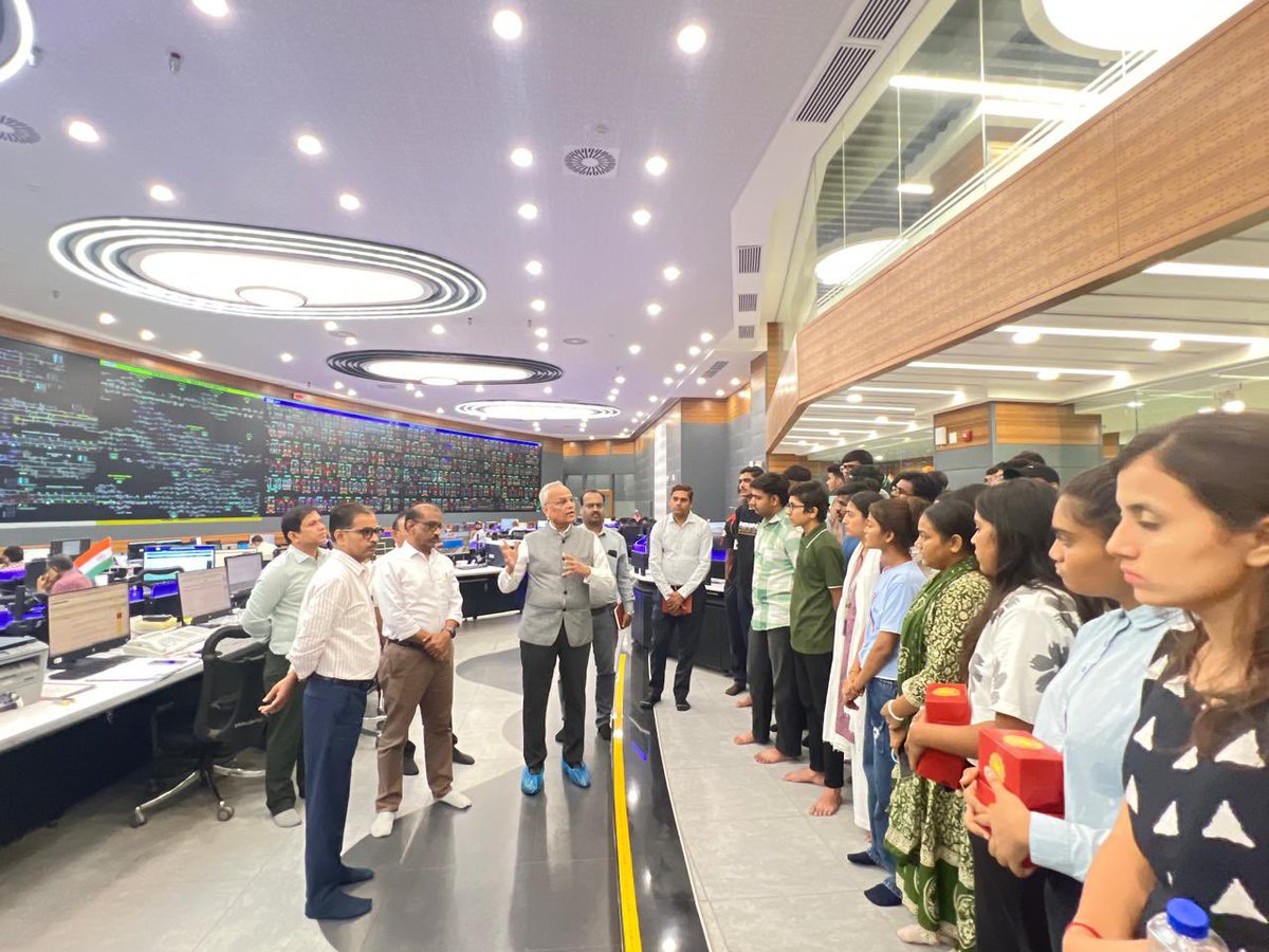 RailMinIndia's tweet photo. Around 100 college students visited Ahmedabad’s Operations Control Centre (OCC) and gained insights into Western Dedicated Freight Corridor operations, including train movement, signalling, and High-Tension OHE SCADA monitoring.

#DFC https://t.co/s71mspFEne