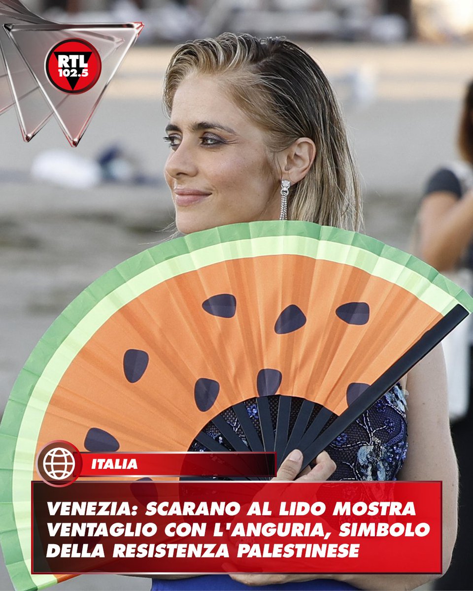 rtl1025's tweet photo. 📍A Venezia, ieri sera, si è svolto il tradizionale bagno al Lido alla vigilia della Mostra del Cinema 2026. Protagonista Greta Scarano, la conduttrice della rassegna, che è arrivata sulla spiaggia a piedi nudi, chiedendo ai fotografi di entrare in acqua con lei. Durante lo shooting, l'attrice ha esibito un ventaglio a forma di fetta d'anguria tra le mani, disegno che negli anni è diventato il simbolo più riconoscibile del sostegno alla Palestina

📸: ANSA / FABIO FRUSTACI