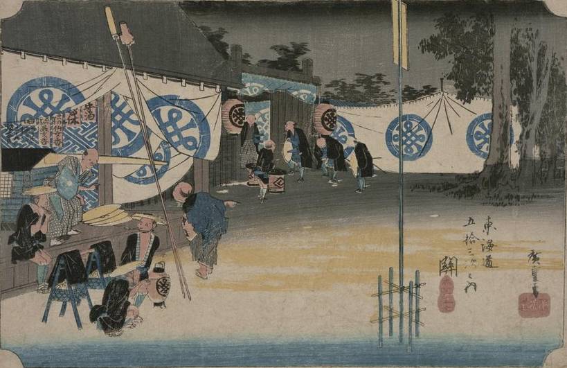 horomusume's tweet photo. 江戸時代の旅では、
まだ夜が明けきらないうちに
宿を出る人たちがいた。

歌川広重の《関 本陣早立》にも、
薄暗い早朝から出発の支度をする様子が描かれている。

旅人が早く出たのには、
その日歩ける時間を長く取る理由もあった。

つまり旅先の朝は、
宿でゆっくり始まるとは限らなかった。

まだ暗い道へ出て、
次の宿場を目指す。

今なら、
知らない土地で目を覚ました朝も、
地図を開けば現在地も目的地も分かる。

昔の旅人が見ていたのは、
少しずつ明るくなっていく道だった。

旅というと、
目的地に着い���瞬間を思い浮かべる。

でも、その一日は、
まだ何も見えないような時間から
もう始まっていた。

画像：歌川広重《東海道五十三次之内 関 本陣早立》／東京都立中央図書館
※Public Domain・X掲載可