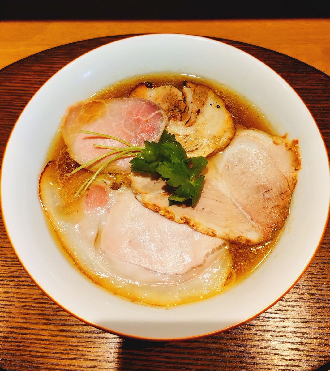 cross_road_1223's tweet photo. 特上らぁ麺【白醤油】＋ぶどう山椒＠らぁ麺や嶋。西新宿。鶏や魚介の旨みが丁寧に重ねられたスープ♪白醤油はまろやかな口当たり♪ぶどう山椒はフルーティで時折ピリリと引き締める♪刺激と滋味深さの両立！麺はしなやかな中細麺♪４種の豚チャに肉雲呑と海老雲呑・味玉と逸品揃い！唯一無二の美味さ☆ https://t.co/6dONQQvrs8