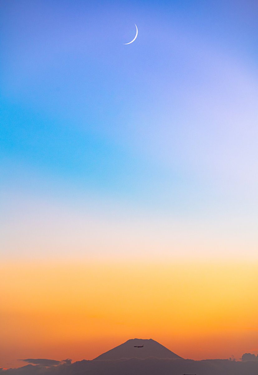 haskap1017's tweet photo. 細い三日月とグラデーション色の夕焼け空が綺麗でした https://t.co/Xu9wdPgTqt