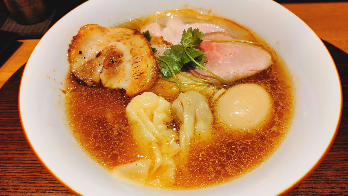 cross_road_1223's tweet photo. 特上らぁ麺【白醤油】＋ぶどう山椒＠らぁ麺や嶋。西新宿。鶏や魚介の旨みが丁寧に重ねられたスープ♪白醤油はまろやかな口当たり♪ぶどう山椒はフルーティで時折ピリリと引き締める♪刺激と滋味深さの両立！麺はしなやかな中細麺♪４種の豚チャに肉雲呑と海老雲呑・味玉と逸品揃い！唯一無二の美味さ☆ https://t.co/6dONQQvrs8