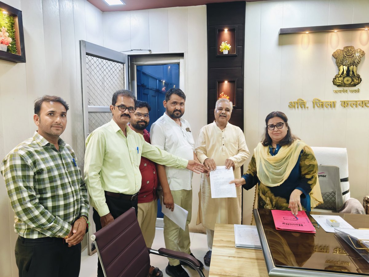 news21national's tweet photo. बूंदी में कृषि पर्यवेक्षकों की मांगों पर आंदोलन की चेतावनी, कलेक्टर को सौंपा ज्ञापन
#Bundi #BundiNews #AgricultureDepartment #AgricultureSupervisor #AgricultureEmployees #PromotionDemand #FarmersRegistry #OnlineWork #StatewideProtest #BreakingNews #LatestNews #HindiNews #News21 #News21National