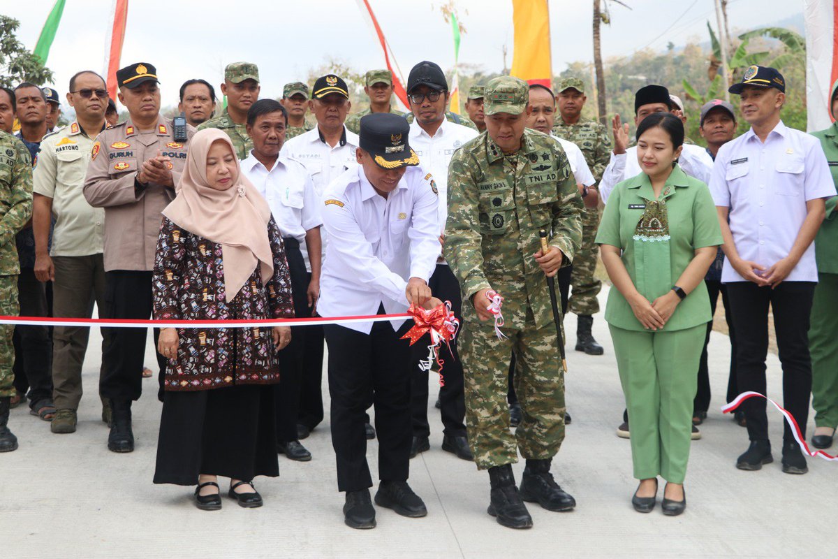skorem081dsj's tweet photo. Karya Bakti TNI Berhasil Bangun Jalan Beton Sepanjang 2.200 Meter di Tulungagung

Program Karya Bakti TNI di wilayah Korem 081/DSJ berhasil merampungkan pembangunan jalan beton sepanjang 2.200 meter di Desa Wonorejo, Kecamatan Pagerwojo, Kabupaten Tulungagung. https://t.co/jk4Khv0Df3