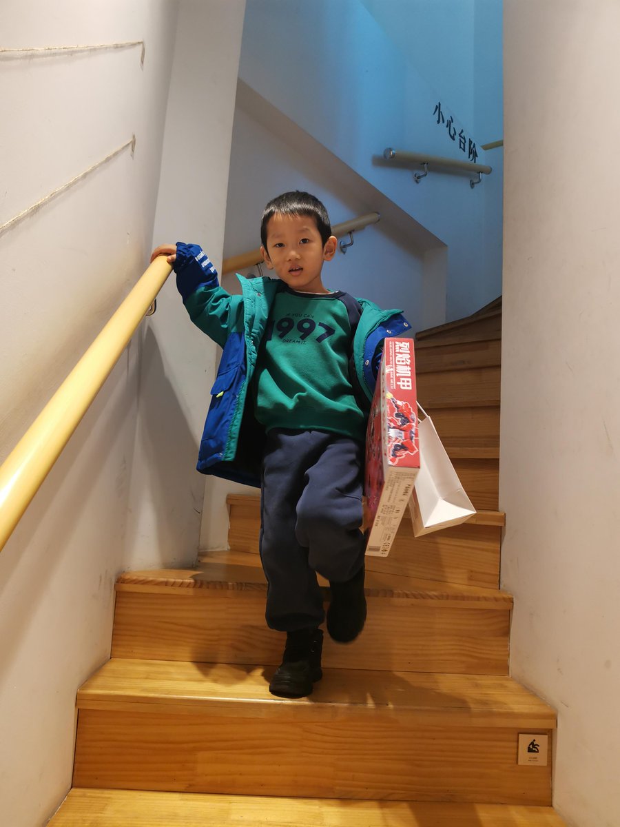 silkk610639's tweet photo. A stranger helped me carry my heavy groceries up three flights of stairs when my hands were full with a fussy kid. Small kindnesses make big days. That’s what community feels like.， https://t.co/6k9VGXLygz