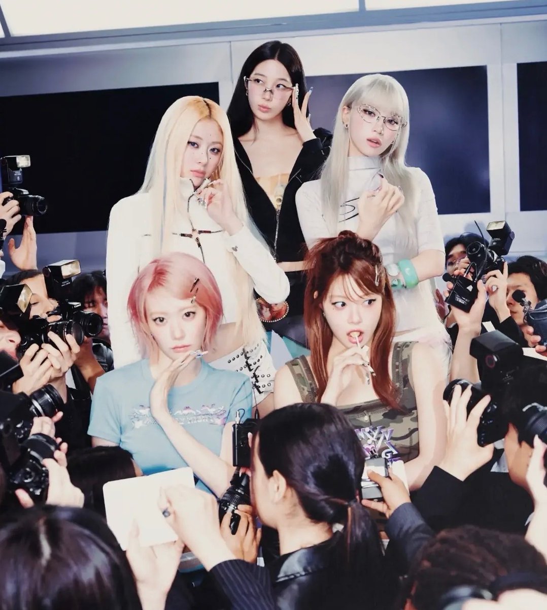 lpopchartmaster's tweet photo. "Made My Night" by #LE_SSERAFIM marks their first-ever title track without 13 credited as prodcuers or lyricists.

— MV Out September 11th (FRI) 0AM KST. https://t.co/ISJNCzfNnA