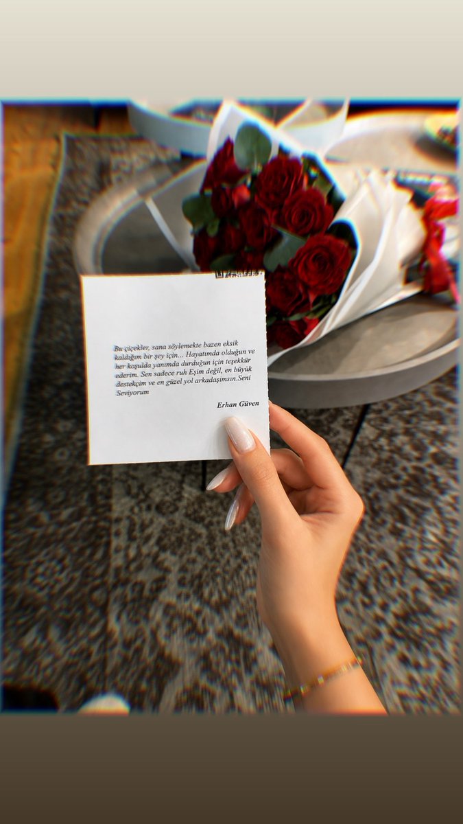 scaaglas's tweet photo. Bana aldığın kaçıncı çiçek bilmiyorum sevgilim ama bu not hepsinden özel https://t.co/R7GTz37BZP